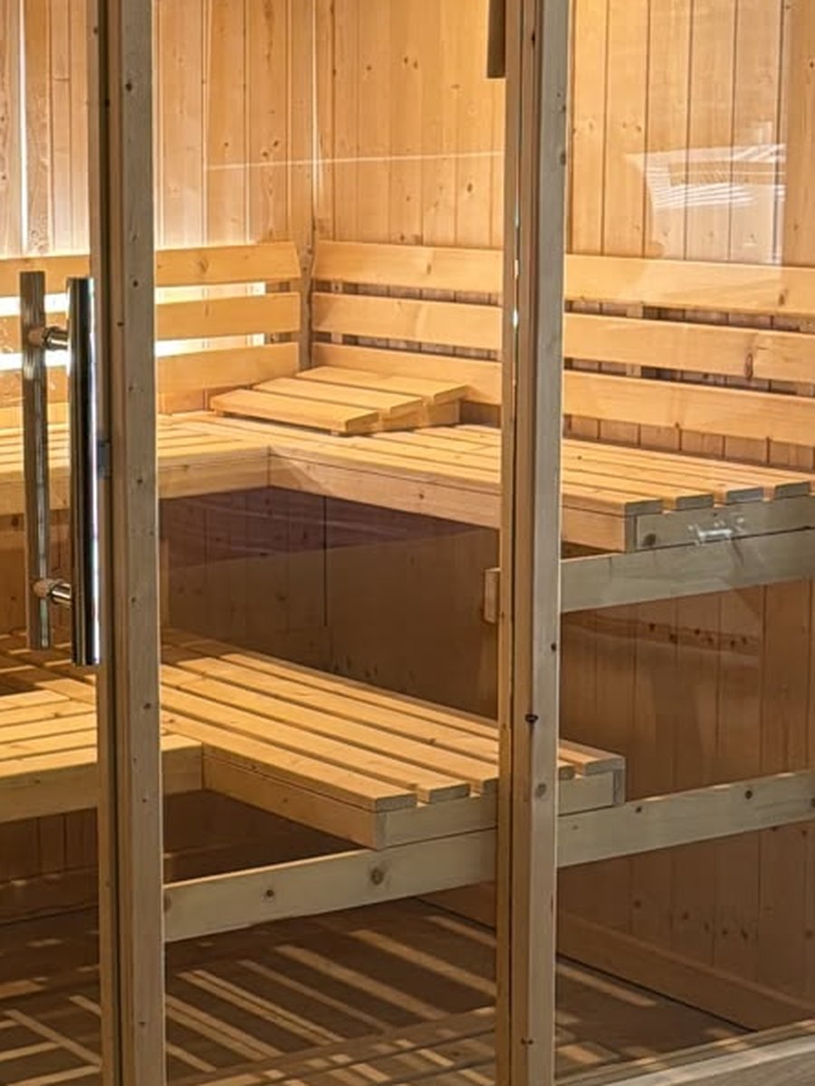 Les banquettes en bois du sauna