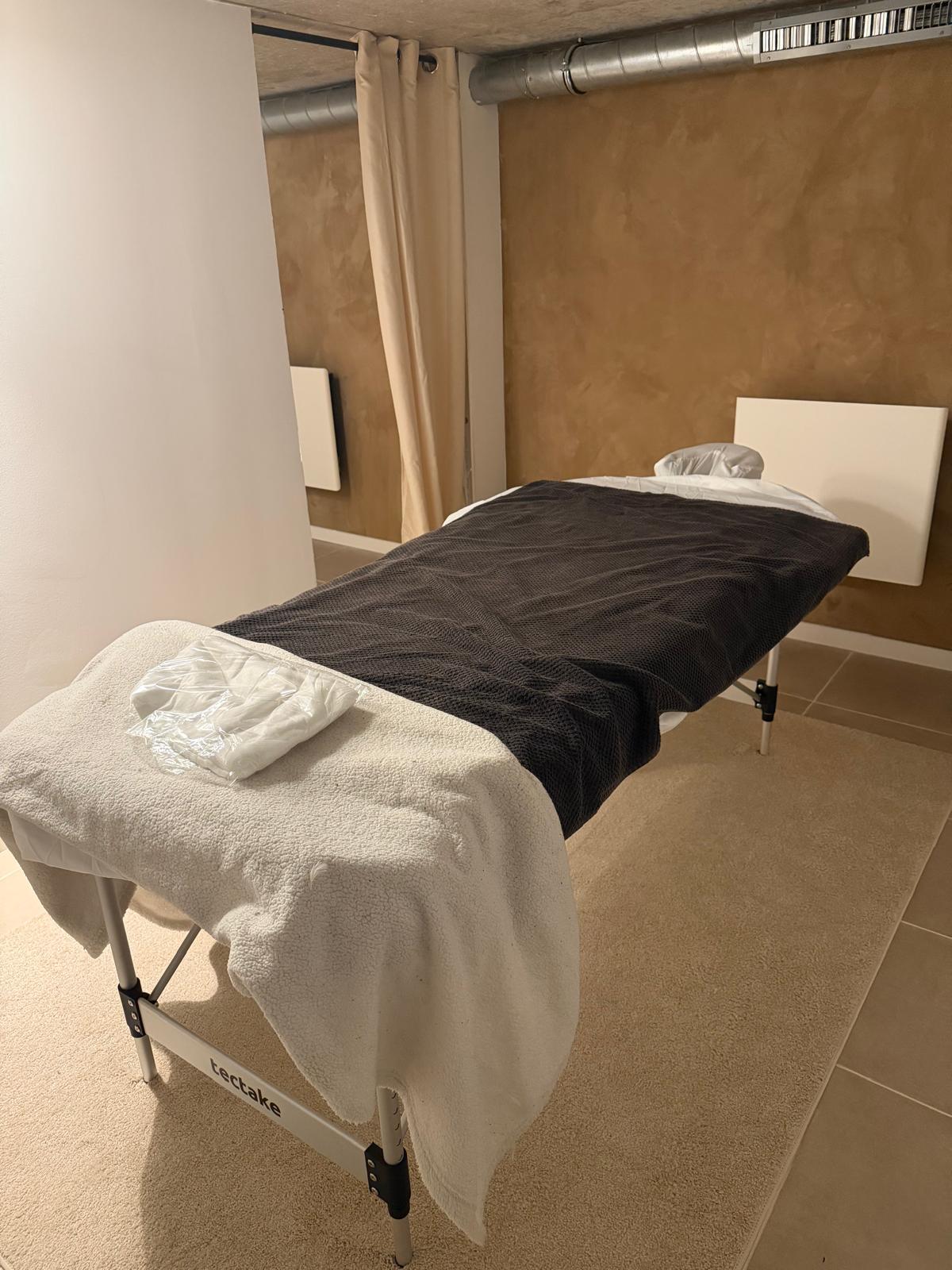 Cabine de massage privée de l'institut à Ostwald, prête à recevoir