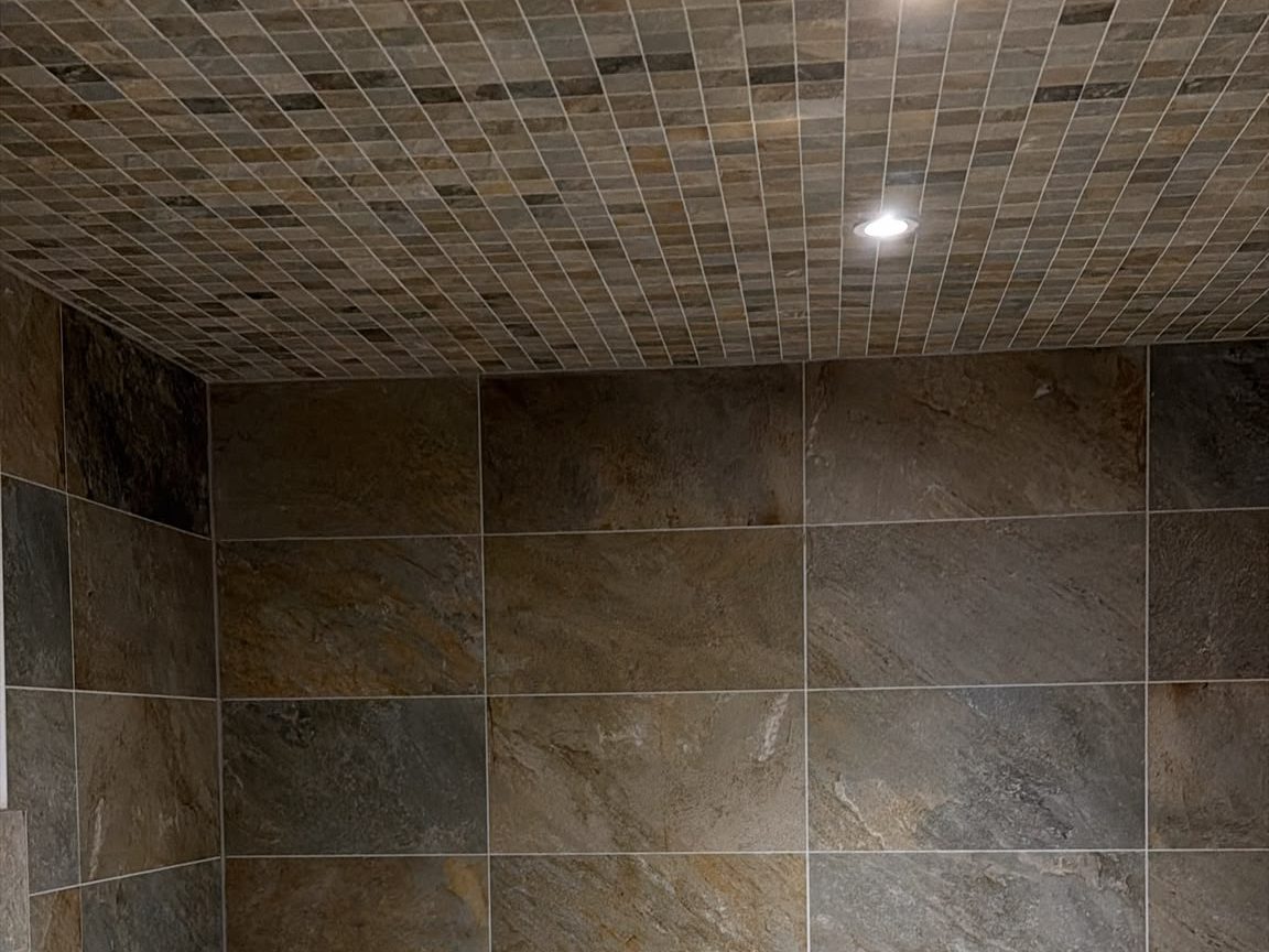 Le plafond en mosaïque du hammam