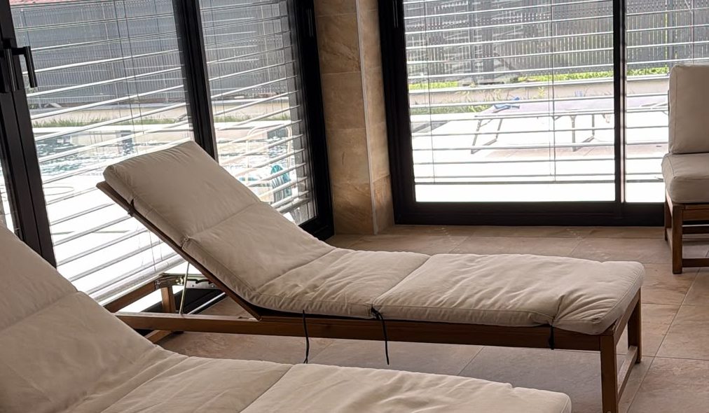 Espace détente de l'institut de massage et spa à Ostwald, transats et lumière naturelle